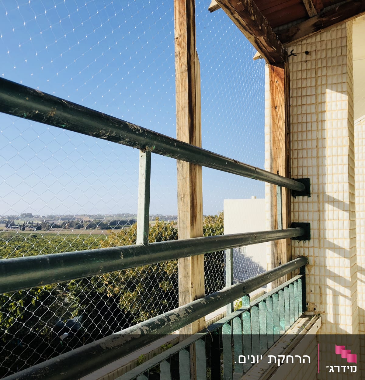 רשת מתוחה על מרפסת למניעת כניסת יונים